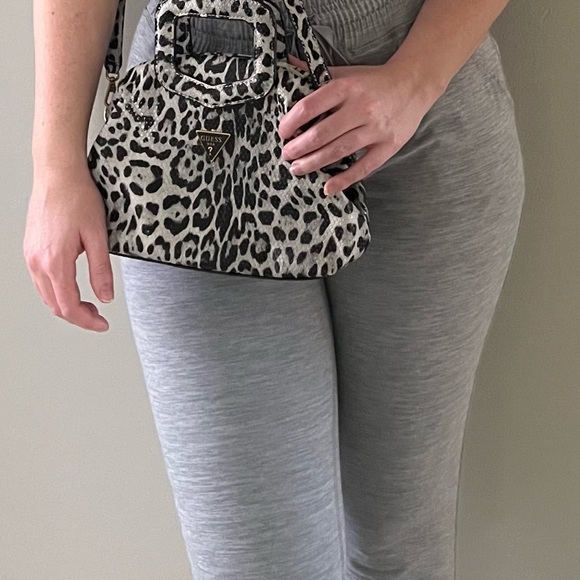 Guess Crossbody - Picture 10 of 12